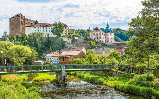 Bečov nad Teplou 150 m od zámku v Penzionu Hradní Bašta se snídaní a romantickou večeří + láhev šumivého vína