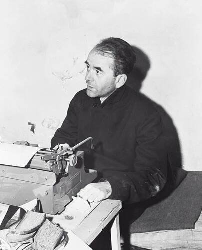 Albert Speer během norimberského procesu. Pohlaváři nacistů dostávali jeden za druhým provaz, ale Speer díky své inteligenci a zvolené taktice vyvázl s dvaceti lety.