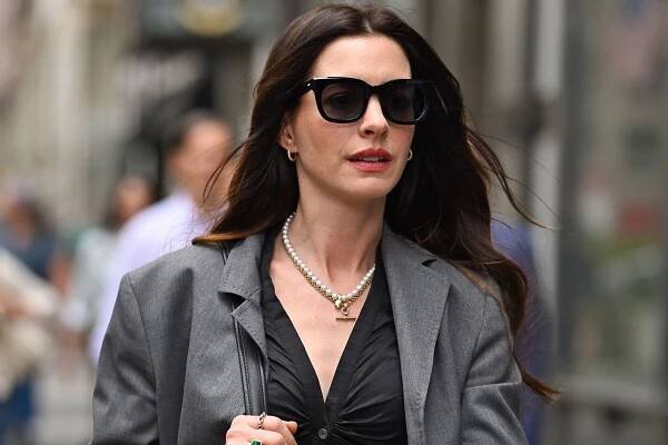 Anne Hathaway’s Coach messenger bag is the hardest-working cast member of The Devil Wears Prada 2