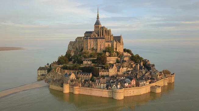 Mont-Saint-Michel: Klášter na vysoké skále je někdy součástí pevniny, někdy ostrovem v moři - Médium.cz