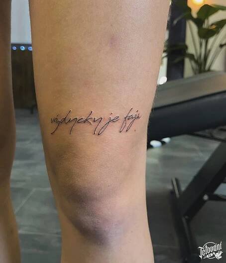 Tetování nápis, citát, symbol na stehno