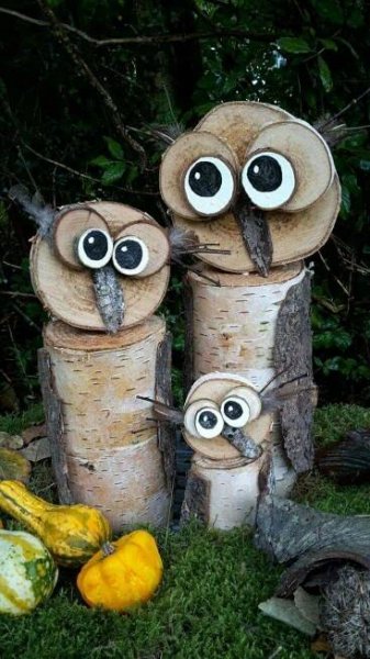 Sødt uglepar med unge. Ganske dekorativ både ude og inde. | Wood yard art, Garden crafts diy, Wood log crafts