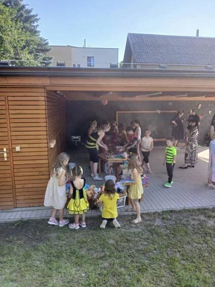 VČELIČKOVÁ ZAHRADNÍ SLAVNOST - Oficiální stránky MŠ Skuteč Osady Ležáků