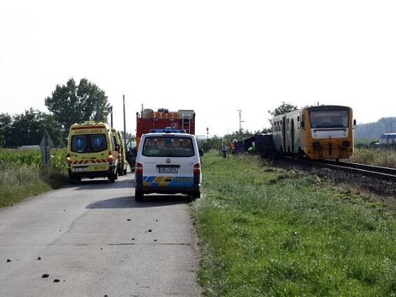Strážka osobního vlaku s dodávkou si vyžádala dva lidské životy.