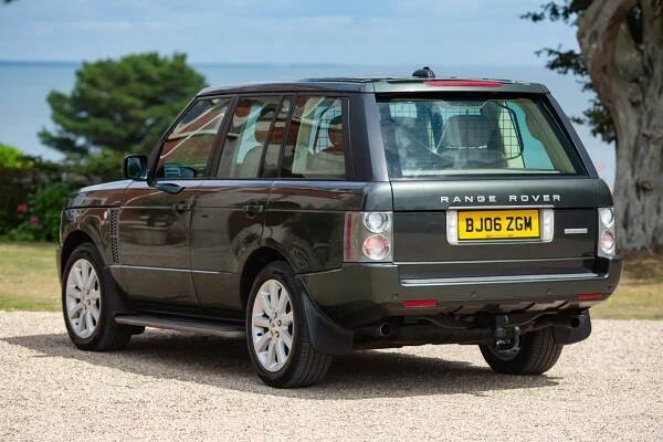 Do aukce míří speciální Range Rover královny Alžběty II.