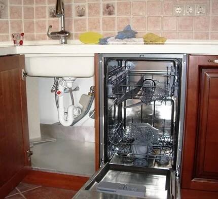 Instalace myčky vedle kuchyňského dřezu a kanalizace
