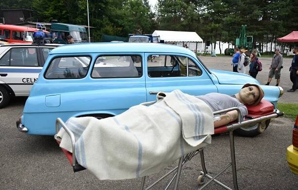 Retrosraz v Kempu Žralok připomněl auta z éry socialismu. Lidé sdíleli vzpomínky
