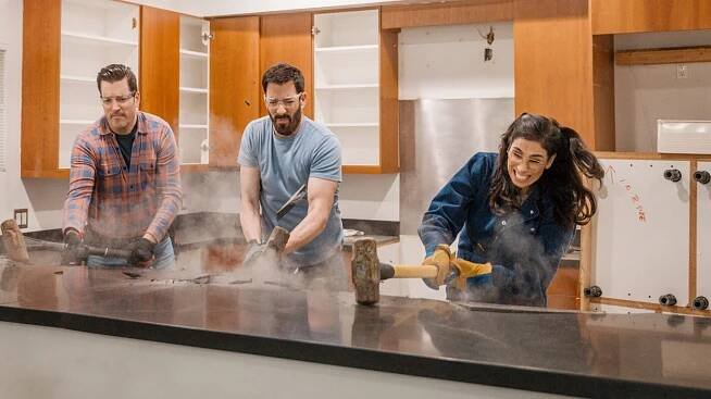 'Celebrity IOU': Sarah Silverman Panics After Smashing Up Best Friend's Kitchen