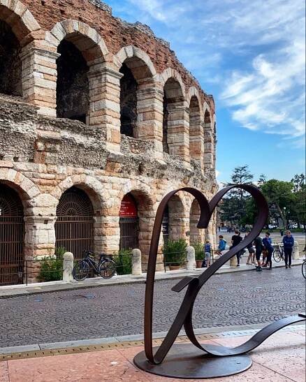 Daniela Pescosta | Travel Photography on Instagram: "A heart sign in front of the Arena di Verona. ♥️ Sending you lots of good vibes out there! Stay positive!  … nel 2025 | Foto di viaggio, Verona, Viaggi