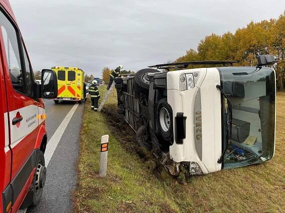Autobus s vojáky vyjel ze silnice a převrátil se, řidič je zraněný