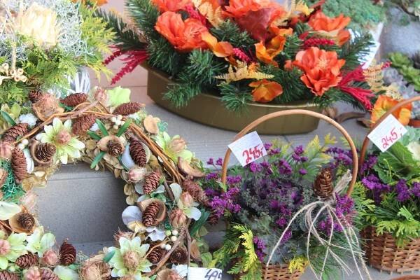 Floristům v Olomouci začala dušičková sezona. S věnci pomáhá speciální stroj