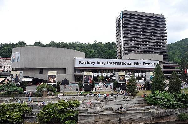 Karlovy Vary čelí rekordnímu náporu návštěvníků, policisté řeší hlavně dopravní přestupky
