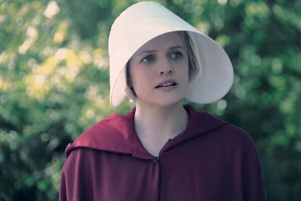 Elisabeth Moss Wins Best Actress in a Drama Series at the Golden Globes