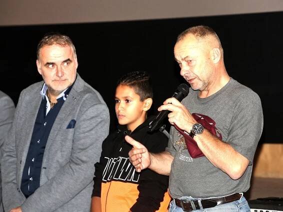 A nebrečte při tom, vzkázal hlavní hrdina filmu Nabarvené ptáče