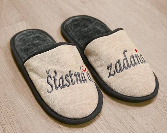 Pantofle: Šťastná a zadaná