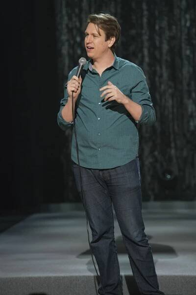 Pete Holmes: Tváře a zvuky (2016)