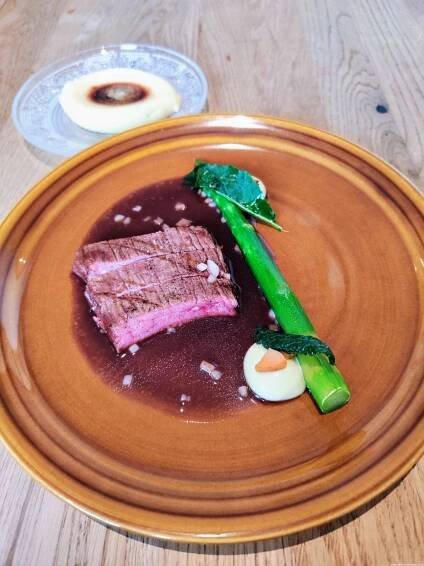Flank steak, chřest, houby, morek, kaše, cibulové máslo