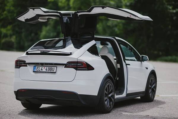 Mávající dveře, brutální výkon a skromná spotřeba: Tesla Model X je pojízdný superpočítač s ukázkovou efektivitou