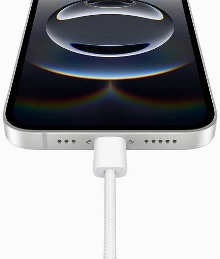 Pohled zblízka na USB-C port iPhonu 16e.