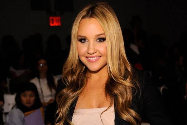 Amanda Bynes announces engagement, flaunts massive ring