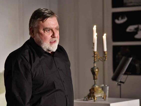 Ze slavnostního zahájení osmého ročníku Benešovského literárního festivalu v Šímově síni Muzea umění a designu v Benešově. Na snímku herec Jiří Schwarz.