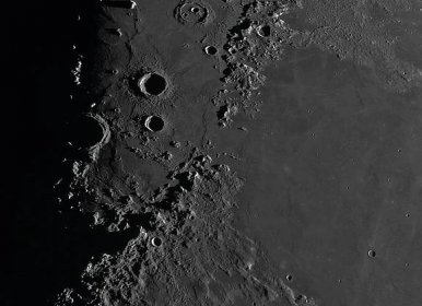  oblast kolem měsíčního kráteru Aristillus. Zápočet: Pete Lawrence