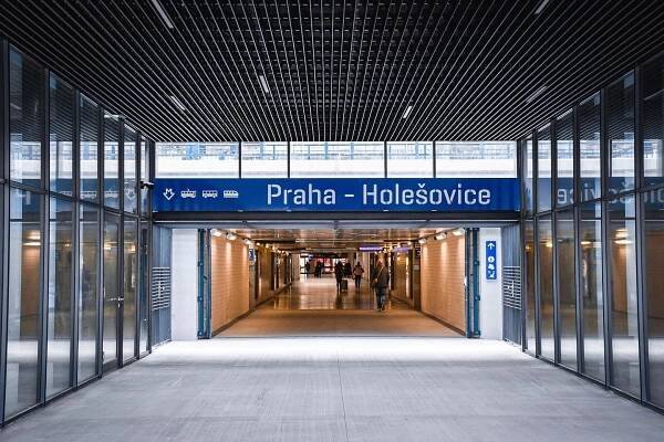 Další průchozí pražské nádraží. Pod kolejemi v Holešovicích jde projít až k Vltavě, vzniká tu i nový park