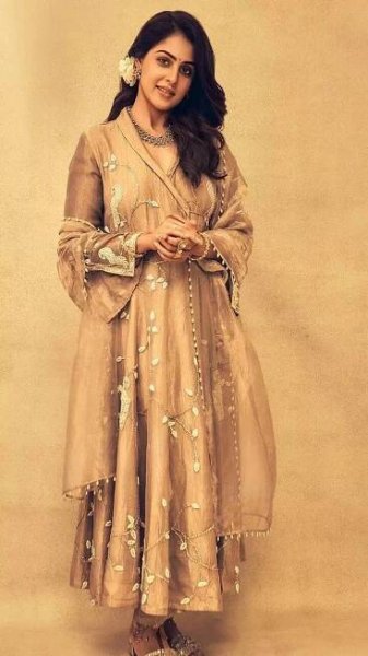 Genelia D’Souza’s timeless beauty shines through in THESE pics