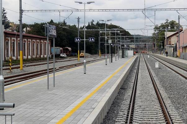 Železnice mezi Brnem a Třebíčí: upraví zastávky a přidají kolej, práce začaly