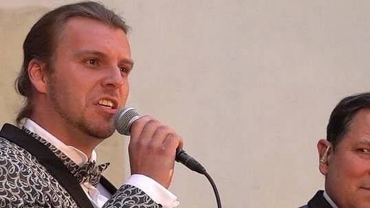 Dlouhovlasý zpěvák se opět vrátil na pódia: Nejpohlednější český tenor se během nouzového stavu živil jako skladník - Super.cz
