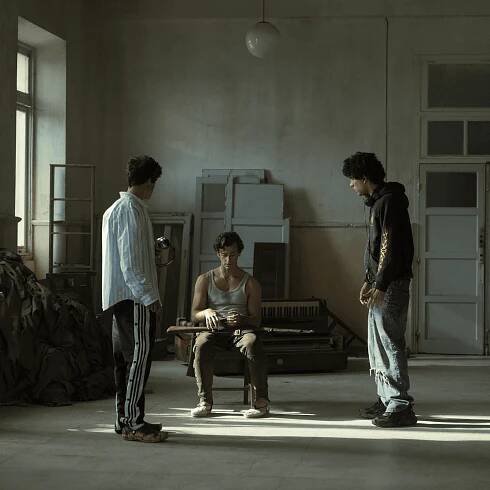 ‘La bola negra’: todo sobre la película de Los Javis que protagonizan Guitarricadelafuente, Carlos González y Miguel Bernardeau