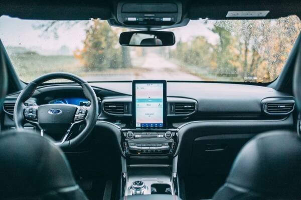 Americký plnokrevník si poradil s bolestí plug-in hybridů. Ford Explorer stačí nabít jen jednou