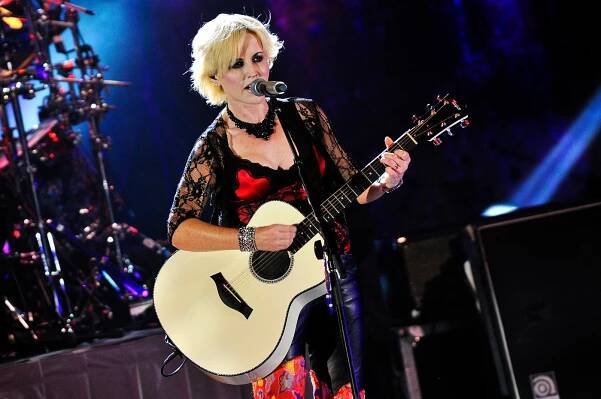 Zpěvačka a kytaristka skupiny The Cranberries byla zatčena