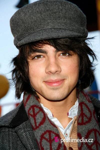 Joe Jonas - celebrity účes - HappyHair