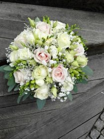 Svatební kytice s růžemi a fréziemi – Salon Květin
