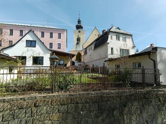 Fotografie - Kostel a část hradební zdi. - 10.04.2025