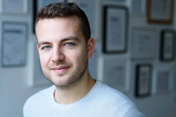 David chtěl pomoci lidem, kterým nikdo nepomáhá. S Doniem už vybral miliardu