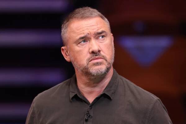 SHEFFIELD, ENGLAND - APRIL 25: Former Snooker player, Stephen Hendry looks on as he presents prior to the evening session on Day Nine of the Betfred World Snooker Championship at Crucible Theatre on April 25, 2021 in Sheffield, England. A maximum of 50% of the venue capacity is allowed to open for spectators as part of a Government pilot event. (Photo by George Wood/Getty Images)