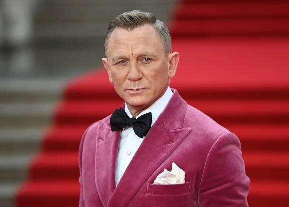 Rudý koberec pro 007. Mužný Bond dorazil ve fuchsiové. Naposled