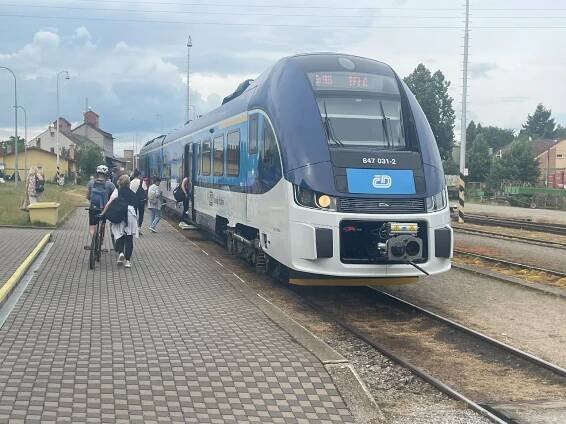Změna plánu. Lokálka do Slavonic dostane troleje, kraj počítá s elektrickými vlaky