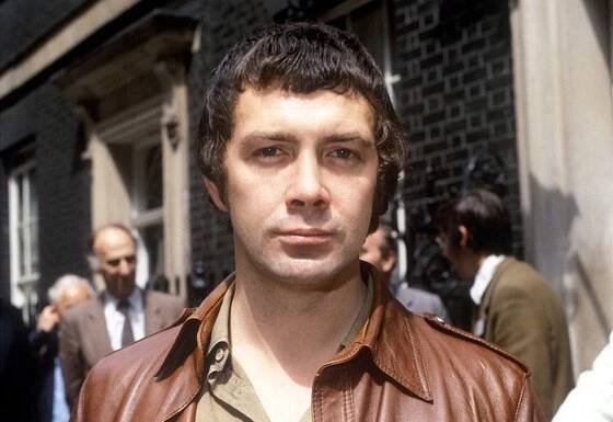 Zemřel britský herec Lewis Collins, drsný Bodie z Profesionálů