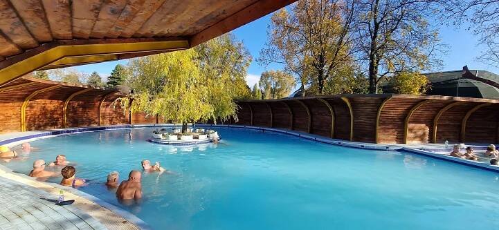 Komárom: Hotel Thermál Apartmanház s neomezeným vstupem do termálů Brigetio + dětská herna a klub