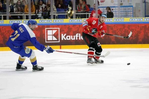 Skvělá atmosféra provázela hokejové derby mezi HC MUNI (v modrém) a VUT Cavaliers Brno (v červeném).