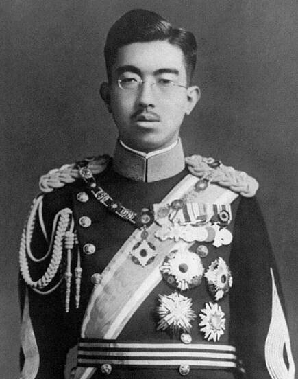 Soubor:Hirohito in dress uniform (cropped 2).jpg – Wikipedie