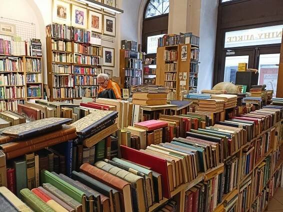Konec pražských antikvariátů? Nikoli. Knihy z druhé ruky letí, říkají prodejci