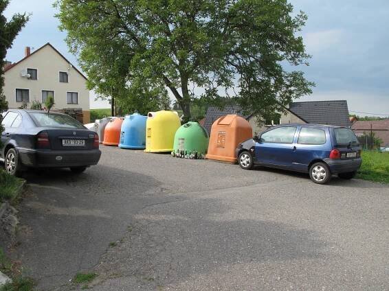 Soubor:Prosenice (Prosenická Lhota), kontejnery.jpg