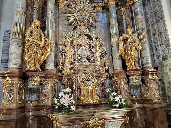 Fotogalerie • Kostel Panny Marie Vítězné a sv. Antonína Paduánského (Kostel) • Mapy.com