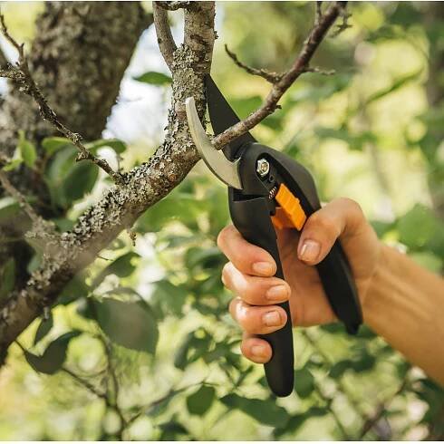 FISKARS Dvoučepelové zahradní nůžky P26 (1000567)
