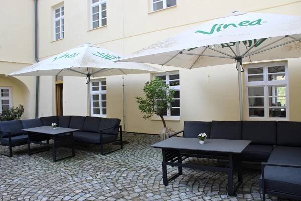 OBRAZEM: Součást síně slávy. PojďCafé ve Fulneku nabízí i oblíbený dort Kvitové