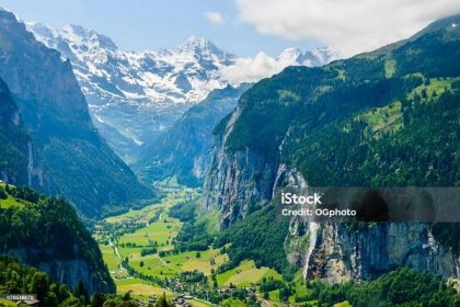 Úchvatný výhled na údolí Lauterbrunnen, Švýcarsko - Bez autorských poplatků Lauterbrunnen Stock fotka